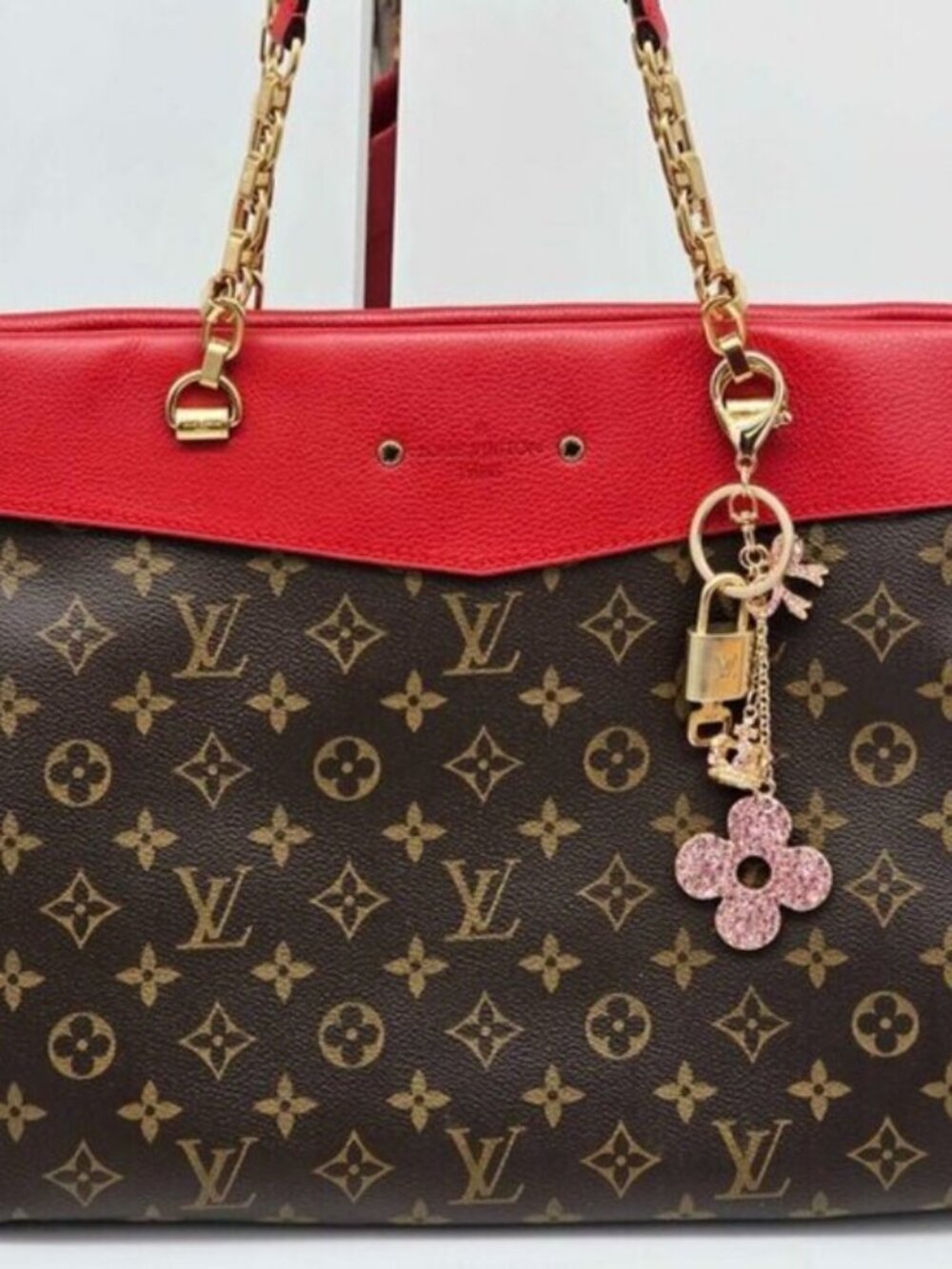 LV Authentic Gold Padlock 🔒 Key Set w/ Unbranded Flower Keychain Charm - Picture 2 of 9